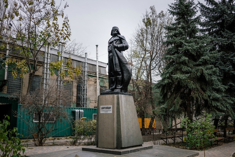 Памятник Ленину в Одессе превратился в статую Дарта Вейдера. Многие памятники попадают на местные склады имущества. Они не могут быть проданы или уничтожены без специального разрешения, так как находятся в муниципальной собственности. Одесса. 21 ноября 2015 года
Фото: Нильс Аккерман/Lundi13